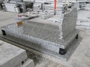 svan grå granit enkla gravkorgar gravestones