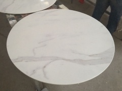 polerad calacatta vitguld marmorbadplattor