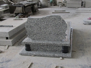 svan grå granit enkla gravkorgar gravestones