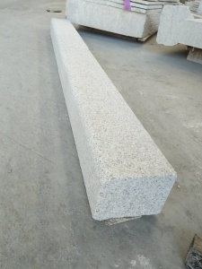 lättare grå granit kantstenar vägsten