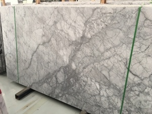 polerad grå marmorplatta i Italien