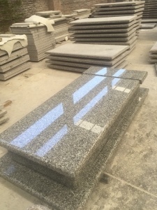 svanblå grå granit monument i gravsten