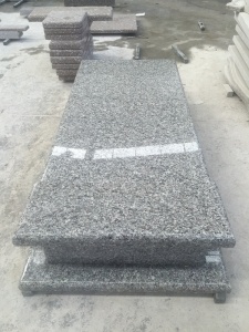 svanblå grå granit monument i gravsten