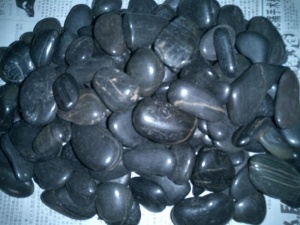svart färg naturliga polerade stenar flodstenar