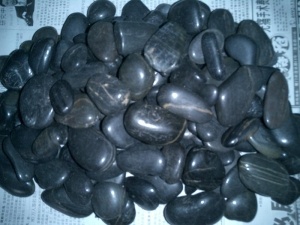 svart färg naturliga polerade stenar flodstenar