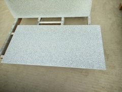 vita och grå golvbeläggningsplattor