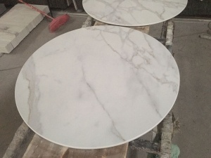 vitpolerat marmorbord i calacatta